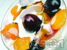 Рецепта Плодова салата с цедено кисело мляко, праскови, черно грозде, кайсии, круши и ябълки за десерт